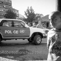 06 mitrovica bambino sguardo polizia